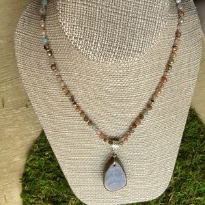 Faceted agate necklace with agate pendant
